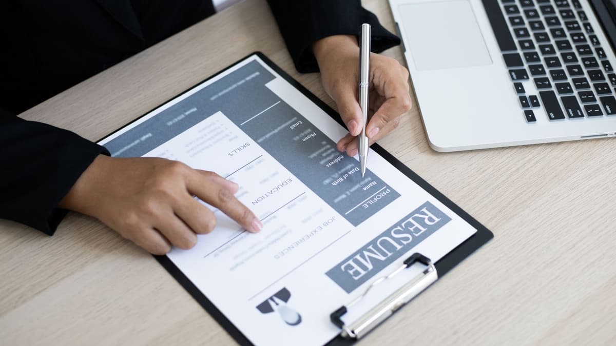 無資格で医療行為はNG｜民法627条で安全に退職する手順（即日対応も可）